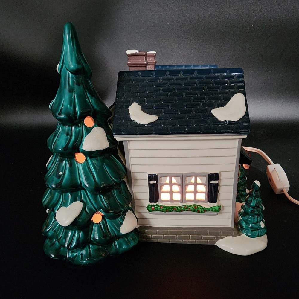Dept 56 Grandma's Cottage Snow Village 1992 Lighted Ceramic Christmas House